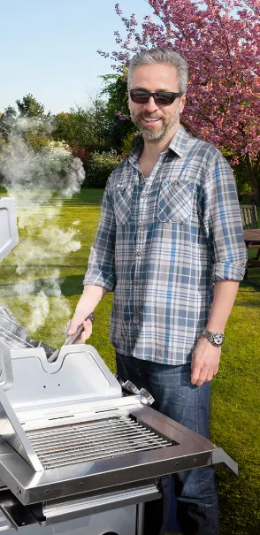 Lächelnder Mann beim Grillen