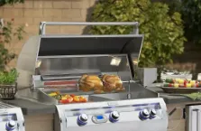 Mit Grillgut belegter FireMagic Grill