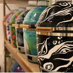 Reihe handbemalter Kamado B10 Grills in der Manufaktur