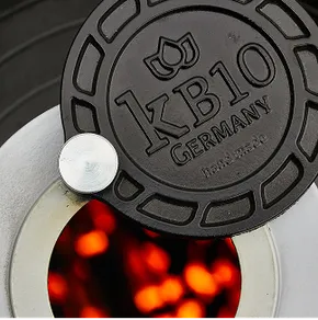 Detailaufnahme des schwarzen KB10 Aufsatzes auf einem roten Kamado