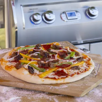 Pizza auf einer Holz-Pizzaschaufel