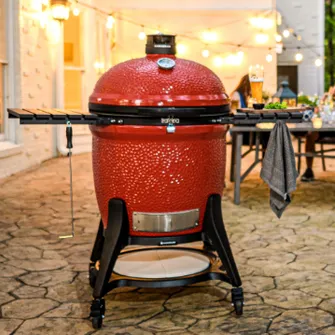 Kamado Joe Grill auf einer mit Lichterketten beleuchteten Terrasse