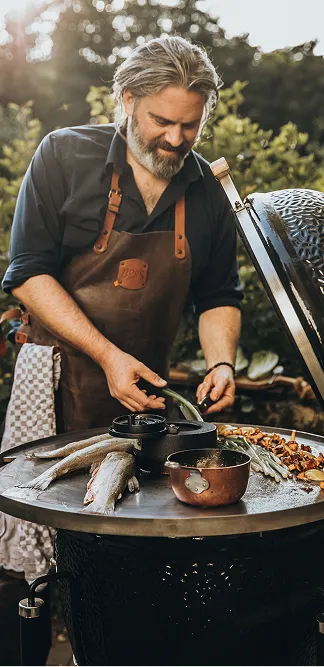 Luxuriöse Monolith Outdoorküche mit Keramikgrill auf einer Terrasse